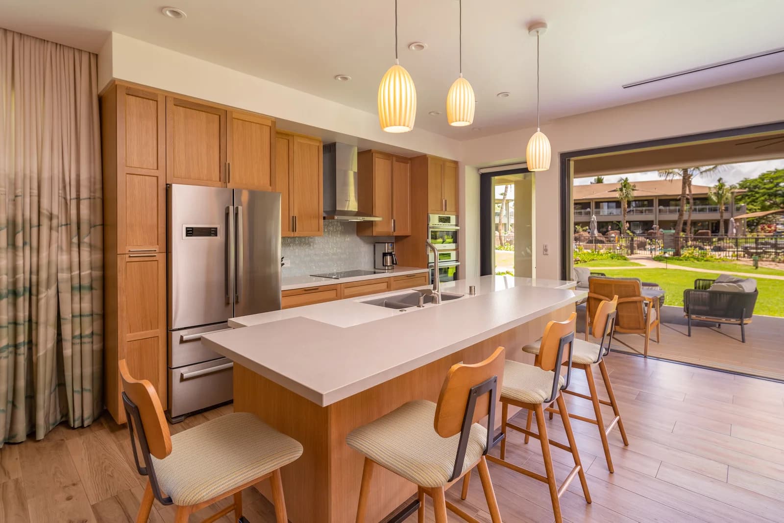 The kitchen and dining space at Luana 18A