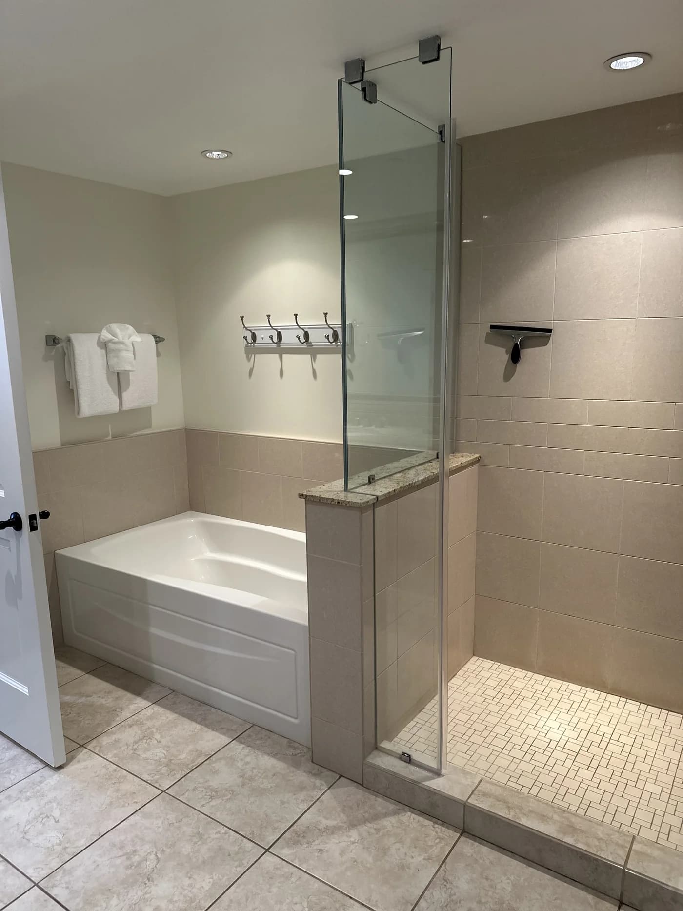 The separate tub and glass shower at Konea 520