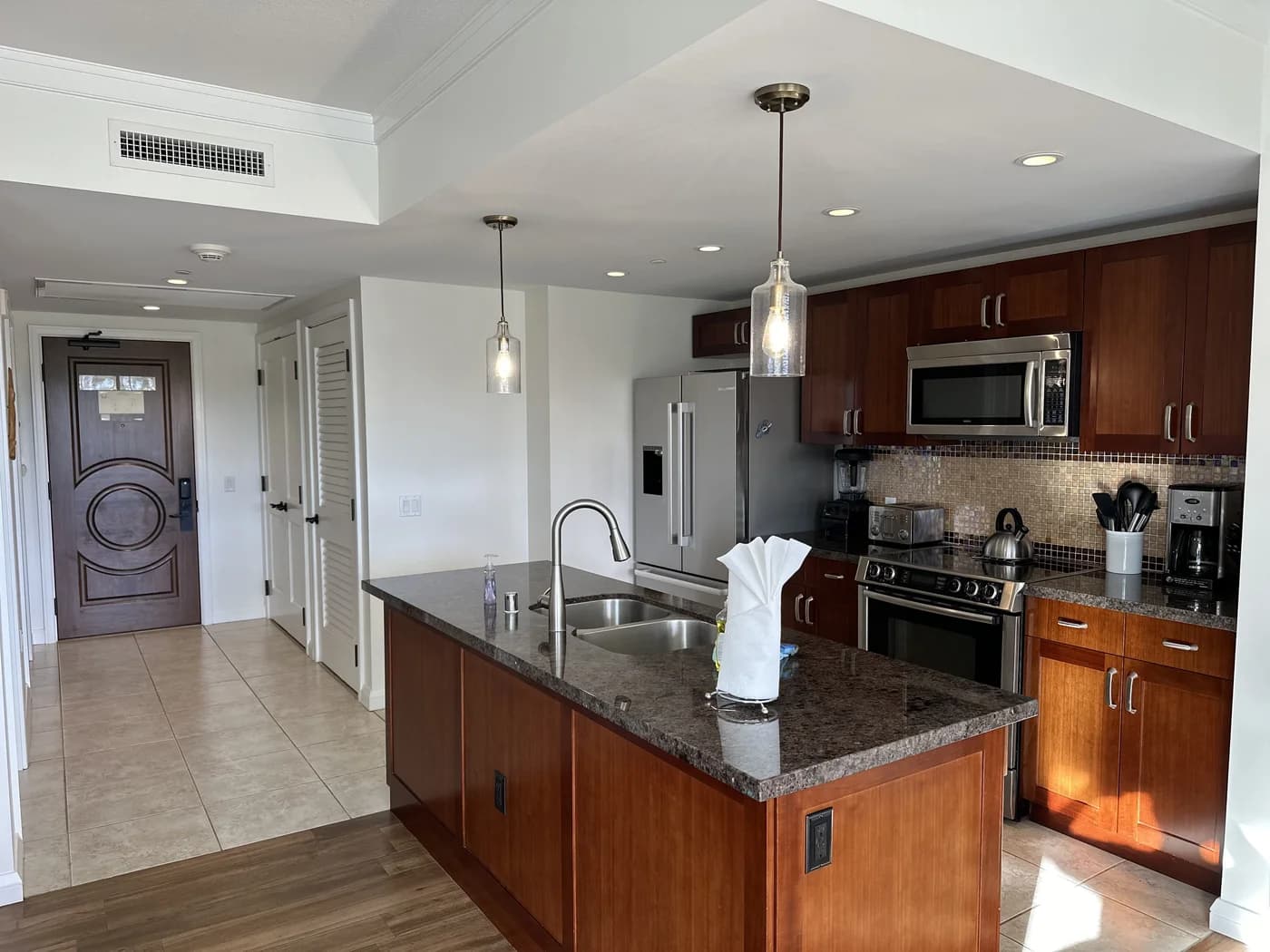 The full kitchen and breakfast bar at Konea 520